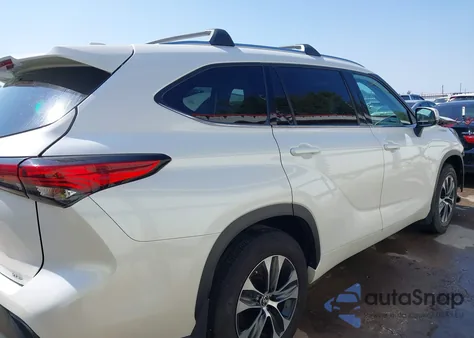 2021 Toyota Highlander Xle z USA, uszkodzony, nr VIN 5TDGZRAH8MS063217